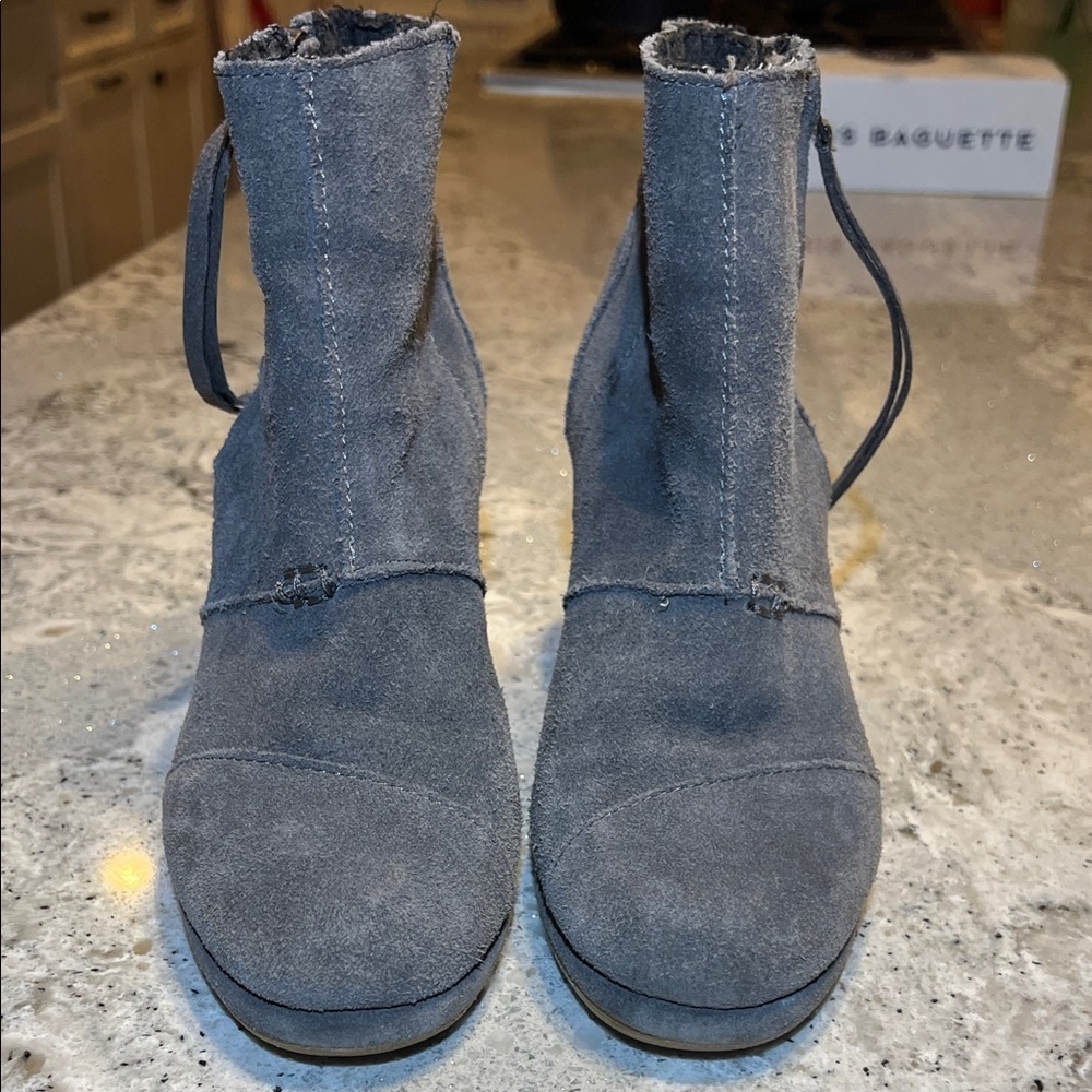 TOM'S Gray Suede Leather Desert Wedge Ankle Bootie Size 6.5 - Picture 3 of 10